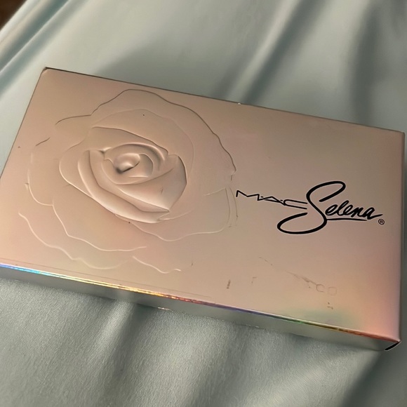 Selena by MAC - Picture 3 of 5